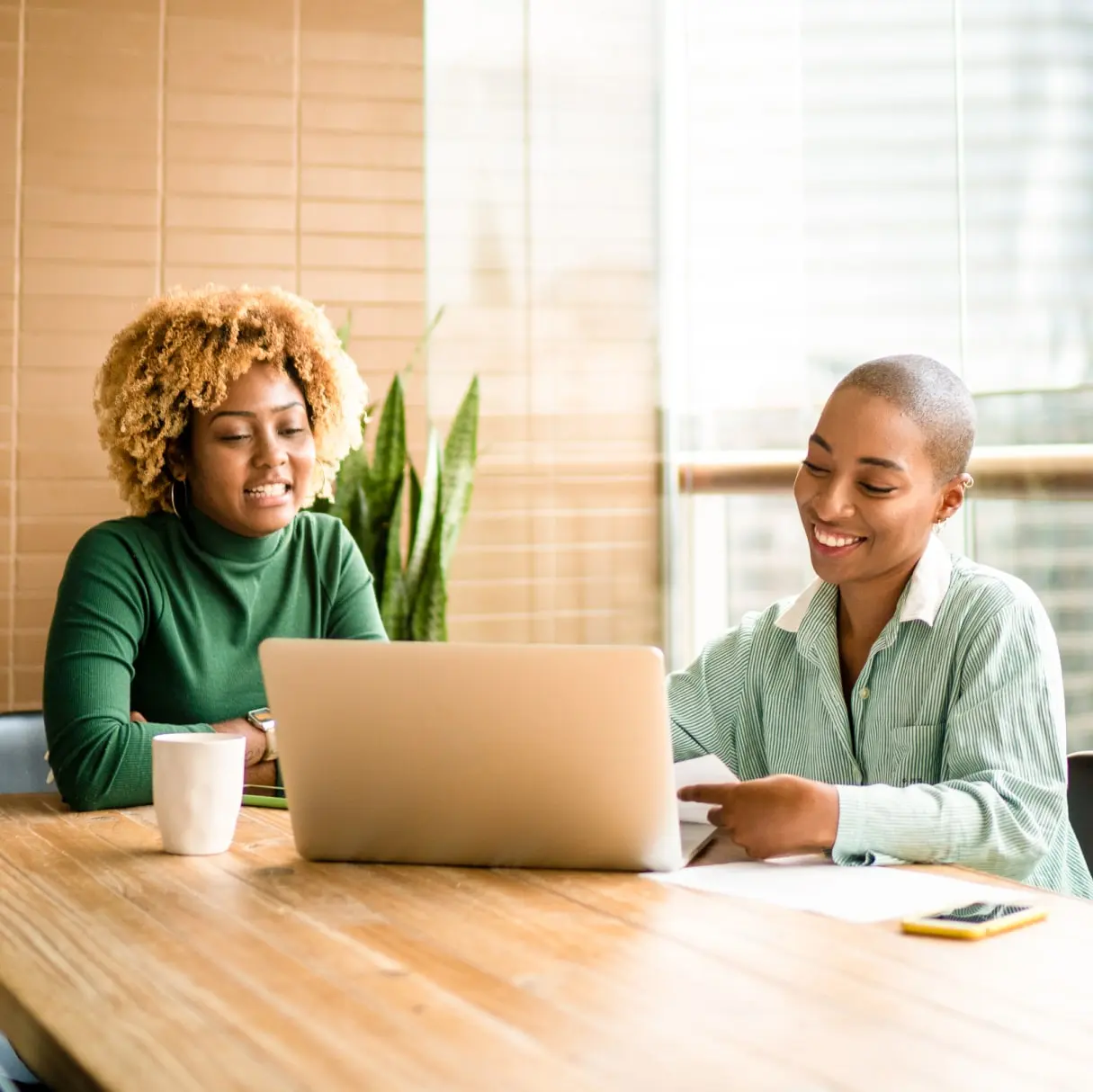 Profissionais colaborando - Parceiras de sucesso