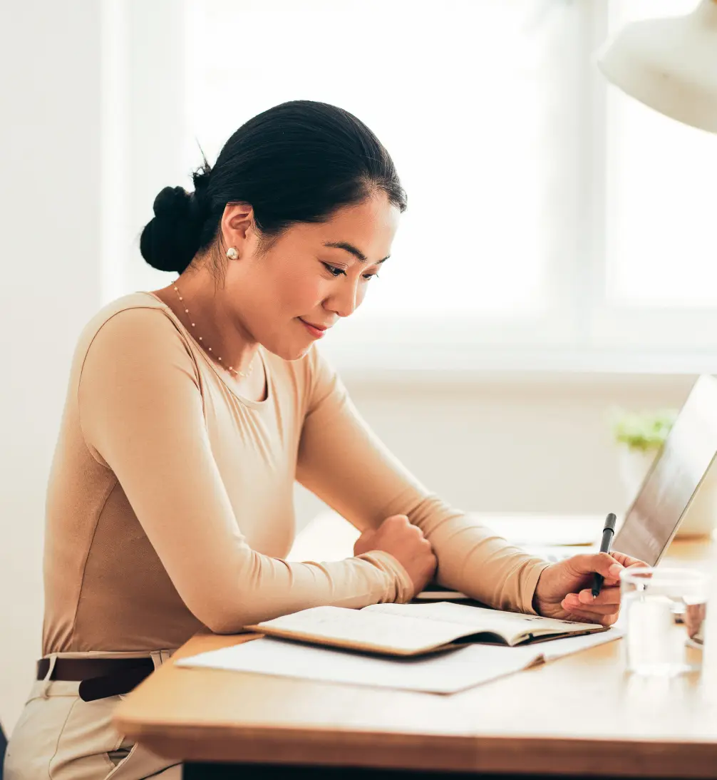 Mulher trabalhando no computador