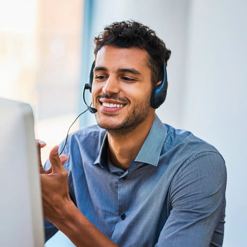 Atendente sorrindo com headset